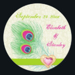 Sticker Rond Peacock plumes bijou coeur mariage Enregistrer la<br><div class="desc">Mariage coeur de bijoux en plumes de paon Save the Date, avec un élégant collier en plumes de paon en chaux et vert émeraude, bleu, turquoise et fuchsia/magenta rose chaud, un groupe vert citron et une illustration d'un diamant de bijoux en coeur rose avec contour en or et strass sur...</div>