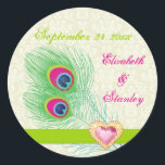 Sticker Rond Peacock plumes bijou coeur mariage Enregistrer la<br><div class="desc">Mariage coeur de bijoux en plumes de paon Save the Date, avec un élégant collier en plumes de paon en chaux et vert émeraude, bleu, turquoise et fuchsia/magenta rose chaud, un groupe vert citron et une illustration d'un diamant de bijoux en coeur rose avec contour en or et strass sur...</div>