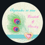 Sticker Rond Peacock plumes bijou coeur mariage Enregistrer la<br><div class="desc">Mariage coeur de bijoux en plumes de paon Save the Date, avec un élégant collier en plumes de paon en chaux et vert émeraude, bleu, turquoise et magenta/fuchsia rose chaud, une bande turquoise et une illustration d'un diamant de bijoux en coeur rose avec contour en or et strass sur l'arrière...</div>