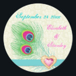 Sticker Rond Peacock plumes bijou coeur mariage Enregistrer la<br><div class="desc">Mariage coeur de bijoux en plumes de paon Save the Date, avec un élégant collier en plumes de paon en chaux et vert émeraude, bleu, turquoise et magenta/fuchsia rose chaud, une bande turquoise et une illustration d'un diamant de bijoux en coeur rose avec contour en or et strass sur l'arrière...</div>