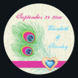 Sticker Rond Peacock plumes bijou coeur mariage Enregistrer la<br><div class="desc">Mariage coeur de bijou de plumes de paon Save the Date, avec un élégant collier de paon en citron vert émeraude, bleu, turquoise et fuchsia rose chaud, une bande rose magenta et une illustration d'un diamant de bijou de coeur bleu ciel avec contour d'or et strass sur l'arrière - plan...</div>
