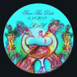 Sticker Rond PEACOCKS IN LOVE MONOGRAM Enregistrer la date<br><div class="desc">Design élégant, classe .Peinture d'aquarelle blanche et colorée en bleu turquoise, rouge, fuchsia, couleurs turquoise bleu jaune avec feuille d'or et d'argent .Facile à customiser avec votre propre texte comme une carte de faire-part, cartes de place, enregistrer la date, merci cartes, douches nuptiales, anniversaires, fêtes, douches fiançailles, ou à propos...</div>