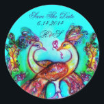 Sticker Rond PEACOCKS IN LOVE MONOGRAM Enregistrer la date<br><div class="desc">Design élégant, classe .Peinture d'aquarelle blanche et colorée en bleu turquoise, rouge, fuchsia, couleurs turquoise bleu jaune avec feuille d'or et d'argent .Facile à customiser avec votre propre texte comme une carte de faire-part, cartes de place, enregistrer la date, merci cartes, douches nuptiales, anniversaires, fêtes, douches fiançailles, ou à propos...</div>