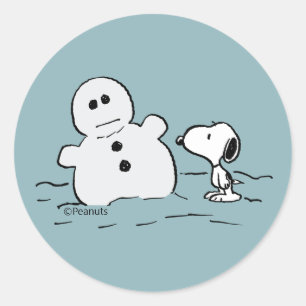 Sticker Rond Peanuts Snoopy Construit Un Bonhomme de Neige