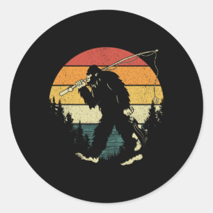 Sticker Rond Pêche Bigfoot Drôle Sasquatch Poisson Coucher de s