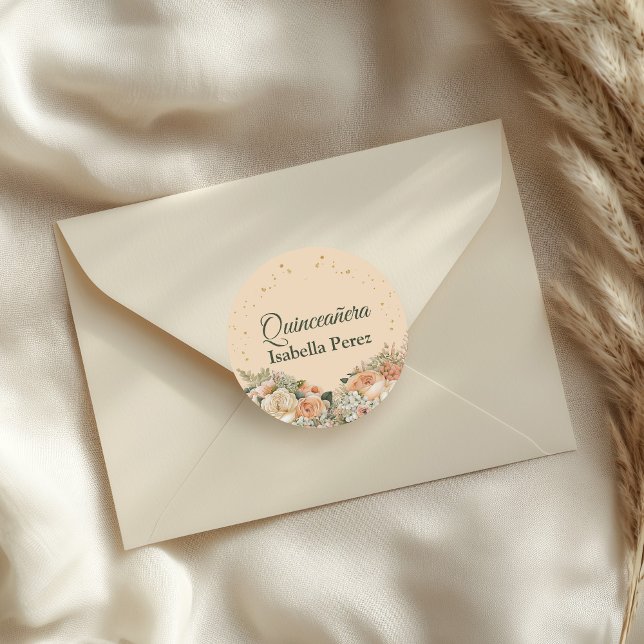 Sticker Rond Pêche Fuzz Floral Parties scintillant or Quinceane (Peach Fuzz Floral and Gold Glitter Quinceanera Classic Round Sticker on an elegant envelope.)