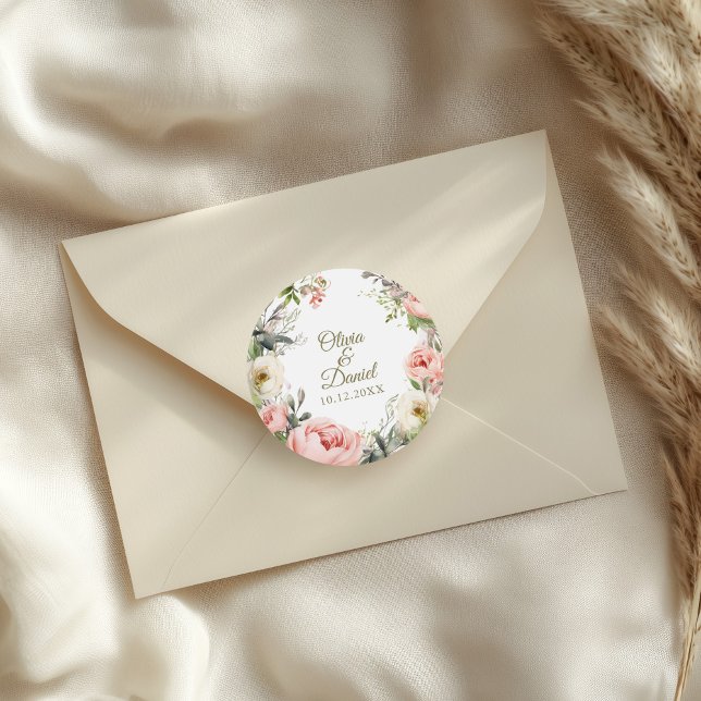Sticker Rond Pêche pâle et Mariage floral rose pâle (Pale Peach and Blush Pink Floral Wedding Classic Round Sticker on a wedding envelope.)