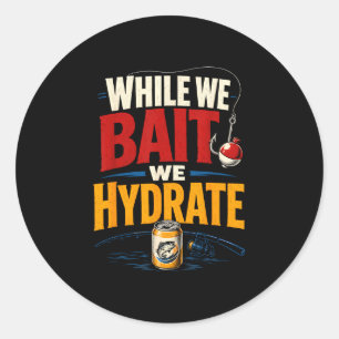 Sticker Rond Pendant que l'appât hydrate drôle de pêche bière p