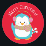 Sticker Rond Penguin de Christmas<br><div class="desc">Cet autocollant de vacances présente ce mignon petit manchot habillé en tenue d'hiver. Avec un sucre de canne de son côté, le manchot vous fait signe Joyeux Noël. Ces autocollants amusants sont parfaits pour les forfaits vacances, ou pour décorer les enveloppes. Vous pouvez personnaliser le texte et modifier la couleur...</div>
