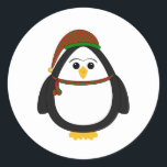 Sticker Rond Penguin de Christmas<br><div class="desc">Ce dessin est l'illustration d'un mignon manchot portant un casquette de Noël. Nous avons d'autres grandes oeuvres d'art disponibles sur de nombreux produits. Toutes nos créations sont des oeuvres originales créées par Angela Allwine. Toutes les oeuvres sont protégées par le droit d'auteur d'Angela Allwine et Mydeas. Nos images ne peuvent...</div>