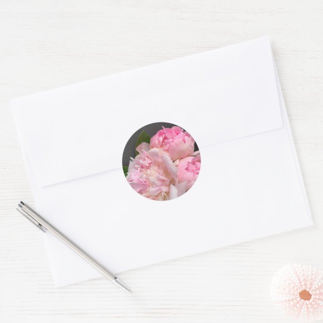 Sticker Rond Peoné rose sur gris foncé (Enveloppe)