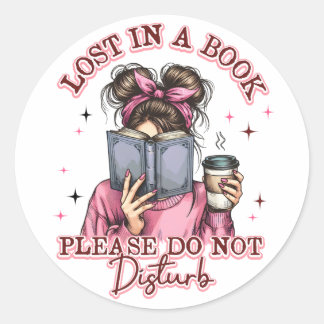 Sticker Rond Perdu dans un livre...