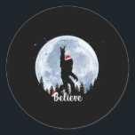Sticker Rond Père Noël Bigfoot Christmas Rock Roll Sasquatch Be<br><div class="desc">Père Noël Bigfoot Christmas Rock Roll Sasquatch Croire Noël</div>