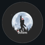 Sticker Rond Père Noël Bigfoot Christmas Rock Roll Sasquatch Be<br><div class="desc">Père Noël Bigfoot Christmas Rock Roll Sasquatch Croire Noël</div>