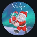 Sticker Rond Père Noël est en route Northern Lights Christmas<br><div class="desc">Père Noël est en route Northern Lights Christmas design personnalisé avec nom en écriture cool.</div>