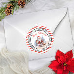 Sticker Rond Père Noël | Reindeer Christmas Circle Adresse de r<br><div class="desc">Jolie aquarelle père Noël et rennes "Joyeux Noël" enveloppe d'adresse circulaire ou sceau de l'emballage. Le design présente un arrière - plan rayé rouge et blanc sur les bords extérieurs du cercle comme toile de fond à la chute de neige. Personnalisez simplement avec votre salutation, nom ou nom de famille...</div>