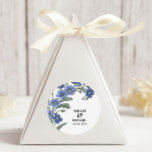 Sticker Rond Périwinkle bleu Moderne Floral Mariage<br><div class="desc">Cette suite de papeterie mariage se distingue des autres par une palette de couleurs à permules. Le design comporte un bouquet floral moderne,  et vous pouvez customiser tout le texte. Coordonner les éléments disponibles.</div>