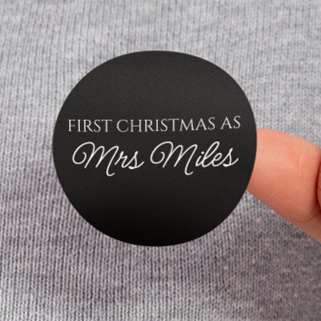 Sticker Rond Personnalisé 'Premier Noël en tant que Madame' Nom (Personalized 'First Christmas as a Mrs.' Surname Classic Round Sticker)