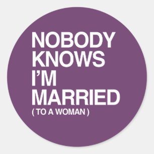 STICKER ROND PERSONNE NE SAIT QUE JE SUIS MARIÉ À UNE FEMME - B