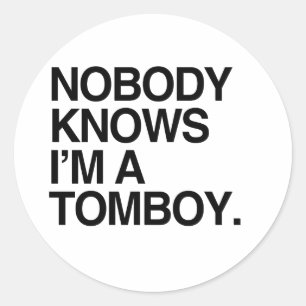 Sticker Rond PERSONNE NE SAIT QUE JE SUIS UN TOMBOY -.png