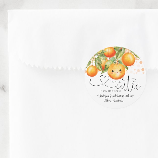 Sticker Rond Petit Baby shower de Citrus orange Cutie (Little cutie baby shower stickers.)