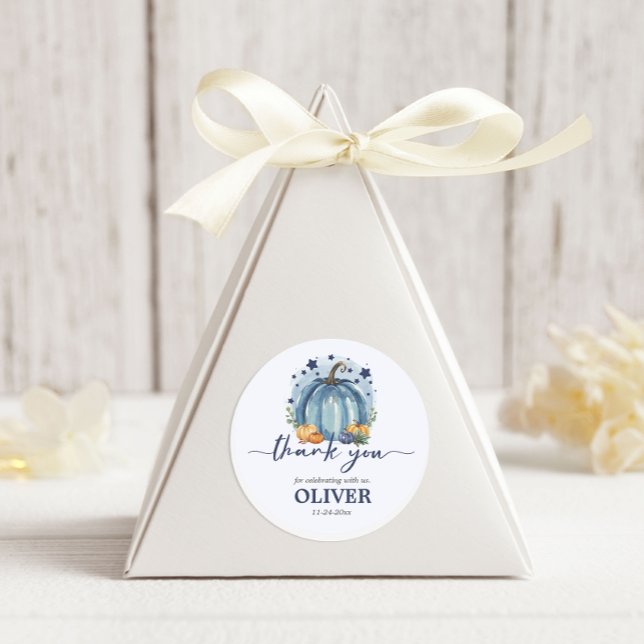 Sticker Rond Petit garçon citrouille baby shower remerciements (roun sticker for party favors or envelopes baby boy blue baby shower fall pumpkin)