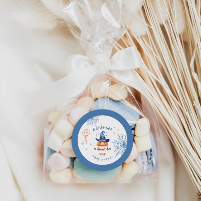 Sticker Rond Petit garçon est presque dû Halloween Baby Boy Dou (Créateur téléchargé)