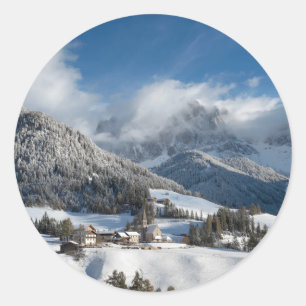 Sticker Rond Petit village avec des montagnes de dolomites dans