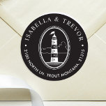 Sticker Rond Phare de Beach | Noir à thème nautique<br><div class="desc">Des autocollants minimaux d'adresse noire de retour adaptés à un mariage nautique. Ils présentent une illustration unique de style phare nautique entourée de vos informations.</div>