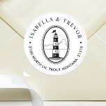 Sticker Rond Phare noir et blanc | Thème nautique<br><div class="desc">Des autocollants d'adresse de retour blanc et noir en Crimson,  adaptés à un mariage de style nautique. Ils présentent une illustration unique de style phare nautique entourée de vos informations.</div>