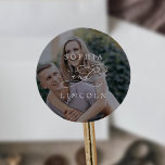 Sticker Rond Phoque romantique foncé superposition Mariage Enve<br><div class="desc">Ces sceaux d'enveloppe mariage romantique à couverture photo foncée sont parfaits pour un simple mariage. Le design classique moderne comprend des tourbillons fantaisistes et des fleurs fantaisistes avec une magnifique typographie élégante et lettrée à la main. Personnalisez le étiquette avec les noms de la mariée et du marié.</div>