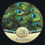 Sticker Rond Phoques d'enveloppe Mariage à thème Peacock<br><div class="desc">Les enveloppes mariages à thème Peacock sont décorées de plumes de paon vibrantes dans des tons de bleus, d'aqua, de verts et d'or. Le fond est recouvert d'or enveloppé d'un monogramme sur le dessus. Les côtés du monogramme sont ornés d'élégants bijoux en argent et de diamants (accents). Changez le monogramme...</div>