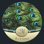 Sticker Rond Phoques d'enveloppe Mariage à thème Peacock<br><div class="desc">Les enveloppes mariages à thème Peacock sont décorées de plumes de paon vibrantes dans des tons de bleus, d'aqua, de verts et d'or. Le fond est recouvert d'or enveloppé d'un monogramme sur le dessus. Les côtés du monogramme sont ornés d'élégants bijoux en argent et de diamants (accents). Changez le monogramme...</div>