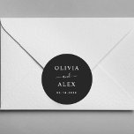 Sticker Rond Phoques d'enveloppe Mariage noir et blanc<br><div class="desc">Les sceaux d'enveloppes Monogram Mariage Personnalisé noir et blanc font une grande activité familiale. Personnalisez ce design graphique numérique avec vos informations. Fait un excellent cadeau mariage.</div>