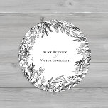 Sticker Rond Phoques d'enveloppes Mariage blanc et noir<br><div class="desc">Ce design Mariage d'enveloppes blanches et noires offre une combinaison classique de typographie minimaliste simple, d'un étage blanc et noir neutre et d'une verdure élégante. Les ornements en silhouette de feuille moody sont astucieusement arrangés pour créer une belle forme fluide qui démarre les éléments géométriques polies, offrant une belle collection...</div>