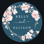 Sticker Rond Phoques d'enveloppes Mariages de la marine en fleu<br><div class="desc">Ces enveloppes de mariages de fleurs de cerisiers de printemps sont parfaites pour un mariage moderne. Le design oriental floral présente une branche de cerisier couleur rose vif blanc et des feuilles verts au style japonais élégant. Personnalisez le étiquette avec les noms de la mariée et du marié.</div>