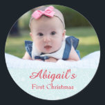 Sticker Rond Photo Baby First Christmas<br><div class="desc">Marquez le premier Noël de votre bébé avec cet autocollant personnalisé "Le premier Noël de votre bébé". Idéal pour les cartes,  l'artisanat et les cadeaux,  achetez le vôtre aujourd'hui! Arrière - plan de Noël bleu : Sonya DeHart Design http://www.sonyadehartdesign.com | http://www.sonyadehartdesign.etsy.com</div>