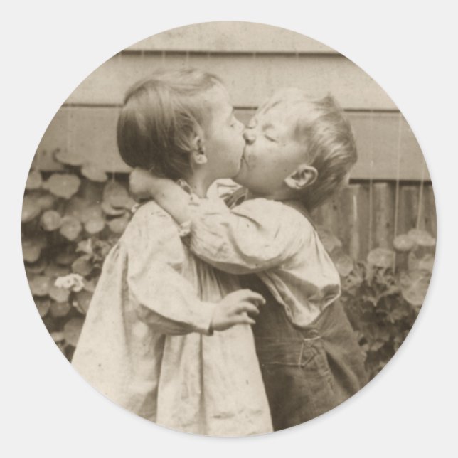 Sticker Rond Photo d'amour vintage d'enfants s'embrassant dans  (Devant)