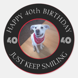 Sticker Rond Photo de Dog Grinning Anniversaire 40 Noir et Roug