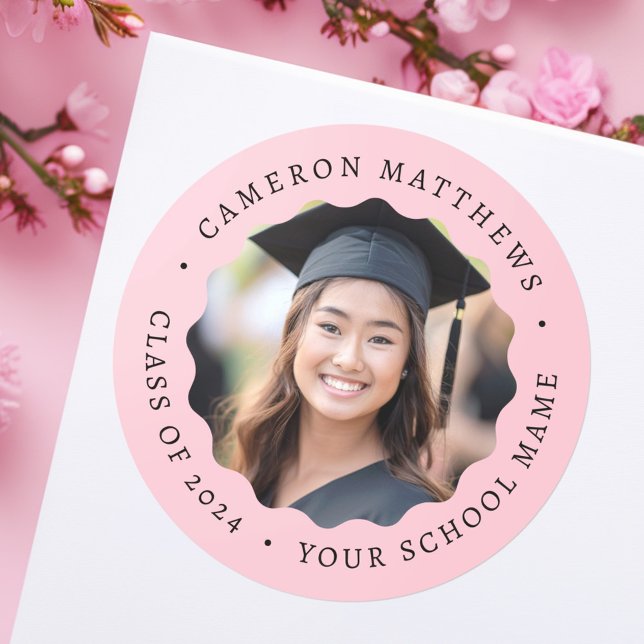 Sticker Rond Photo de fin d'études à bordure ondulée rose (Graduate photo pink wavy border graduation classic round sticker)
