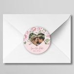 Sticker Rond Photo de forme cardiaque mariage de script moderne<br><div class="desc">Romantic couple personnalisé photo coeur rose mariage enregistrer la date autocollant avec élégants roses et texte de calligraphie script.         Prêt à personnaliser avec vos noms,  texte et détails. Parfait pour une fête de fiançailles,  mariage enregistrer la date,  rappel de date du mariage,  autocollant de sceau,  faveur cadeau étiquette.</div>
