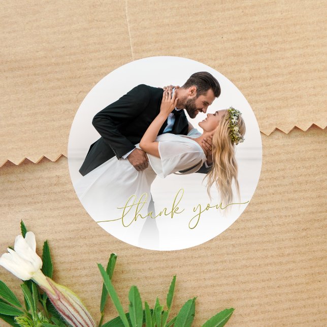 Sticker Rond Photo de mariage Merci Script Or Cercle (Round wedding thank you sticker with photo and elegant gold script text)
