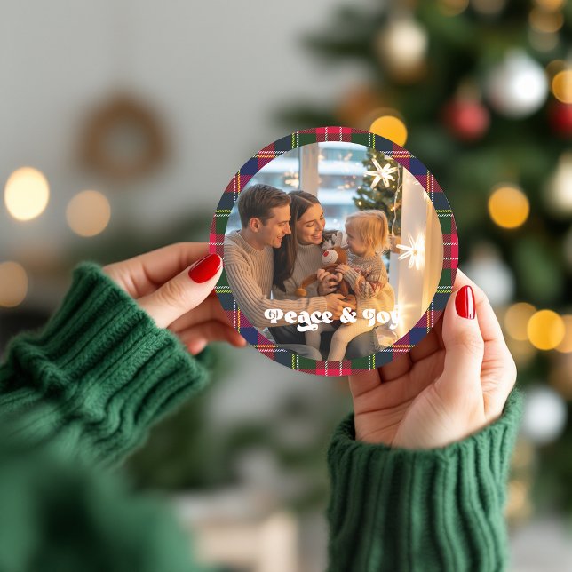 Sticker Rond Photo de Noël personnalisé avec motif à carreaux P (Peace & Joy Custom Plaid Christmas Photo Classic Round Sticker)