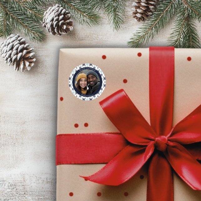 Sticker Rond Photo de Noël simple Blue and White Snowflake (Simple Blue and White Snowflake Christmas Photo Classic Round Sticker)