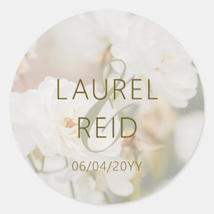 Sticker Rond Photo de rose blanche rêveuse avec des noms Élégan