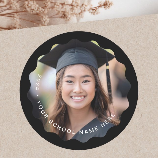 Sticker Rond Photo Graad School graduation noir bordure ondulée (Photo grad school graduation black wavy border classic round sticker)