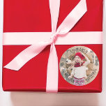 Sticker Rond Photo & Nom Identificateur Cadeau Ouvert À Noël<br><div class="desc">Faites vos cadeaux et cadeaux super facile à trouver avec notre amusant autocollant personnalisé photo et nom identifiant cadeau. Placez cet autocollant sur vos cadeaux pour identifier facilement à qui le cadeau est destiné. Notre design comprend une seule mise en page photo pour afficher une photo. Customisez avec le nom....</div>