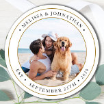 Sticker Rond Photo personnalisée Faveurs de mariage moderne<br><div class="desc">Ajoutez la touche finale à votre mariage avec ces stickers photo personnalisés. Parfait pour étiquette vos faveurs de mariage à tous vos invités, et pour des autocollants d'enveloppe pour envoyer des cartes de remerciement. Customisez ces autocollants photo avec votre photo de couple préférée, votre photo de chien d'honneur, ou votre...</div>