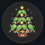 Sticker Rond Pickleball Christmas Tree Dink Pickleball Joueur d<br><div class="desc">votre Pickleball pagaie et boule le sac. Vous êtes prêt pour un match de Pickleball au court. A l'extérieur ou à l'intérieur, novice ou pro, jeune ou à la retraite, il suffit de boire pour les Etats-Unis mais de boire de manière responsable. Ce t-shirt de pickleball amusant fait un grand...</div>