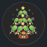 Sticker Rond Pickleball Christmas Tree Dink Pickleball Joueur d<br><div class="desc">votre Pickleball pagaie et boule le sac. Vous êtes prêt pour un match de Pickleball au court. A l'extérieur ou à l'intérieur, novice ou pro, jeune ou à la retraite, il suffit de boire pour les Etats-Unis mais de boire de manière responsable. Ce t-shirt de pickleball amusant fait un grand...</div>